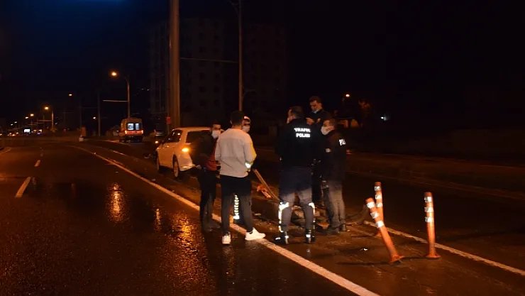 Kontrolden çıkan otomobil yön tabelası direğine çarptı