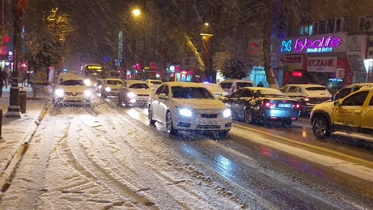 Malatya'da kar yağışı ve tipi sürücülere zor anlar yaşattı