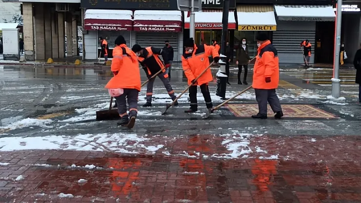 Malatya'da kar yağdı hummalı çalışma başladı