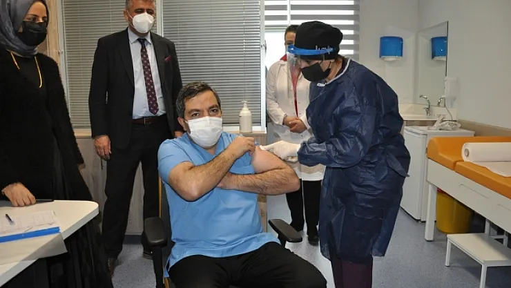 Malatya'da sağlık görevlileri aşılanmaya başladı