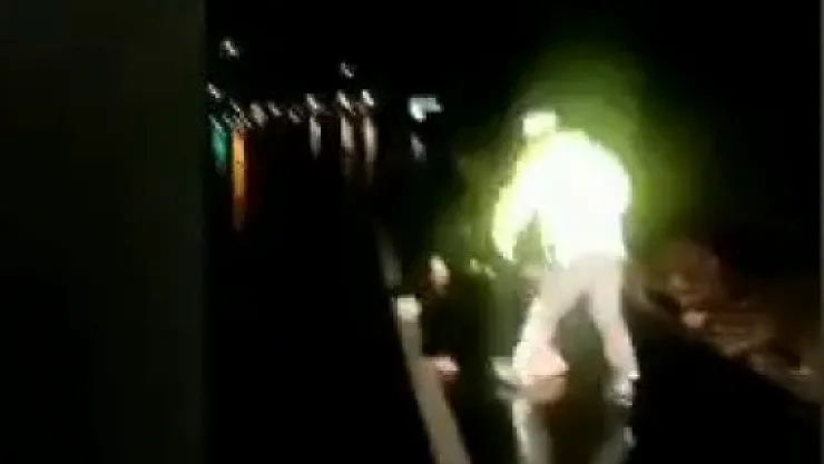 Polis, yoldaki taşları elleriyle temizledi!