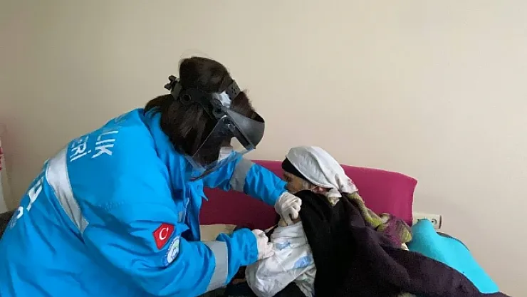 107 yaşındaki Hanife Nine de Covid-19 aşısı oldu