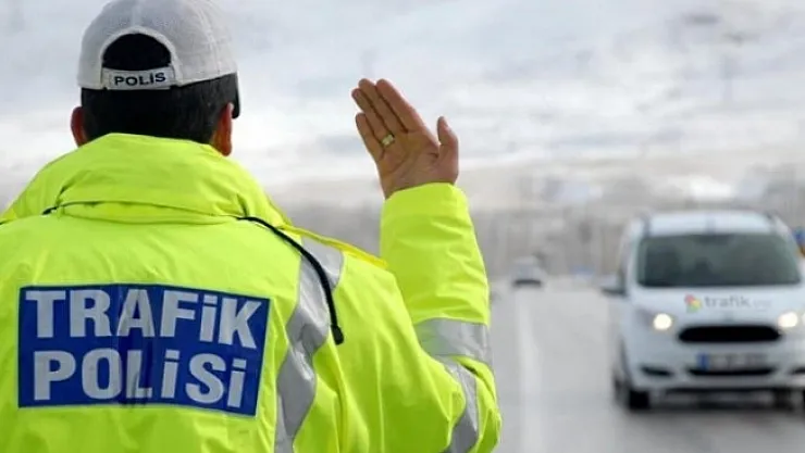 Dur ihtarına uymayarak kaçan otomobil kaza yaptı: 2 yaralı