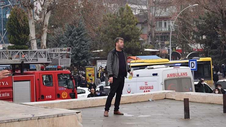 Kendini yakmaya çalıştı, polis zorla ikna etti!