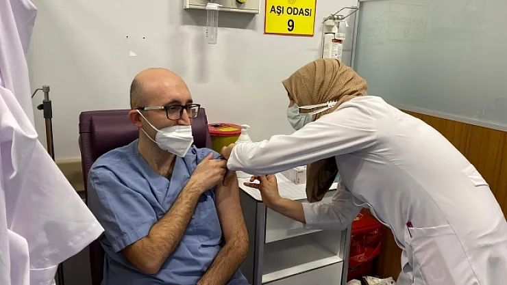 Malatya'da sağlıkçılara 2. doz aşıları vurulmaya başlandı