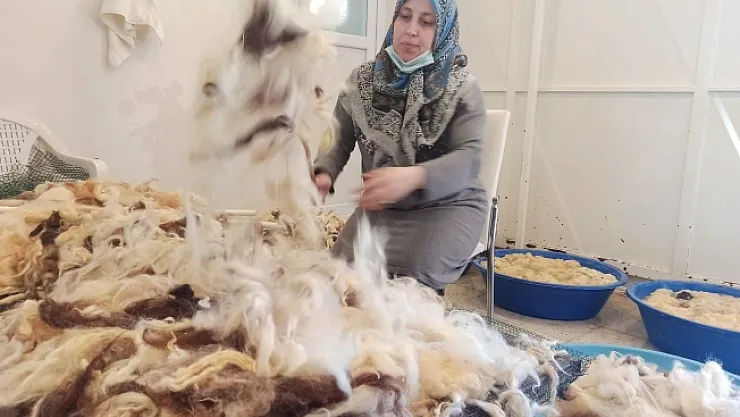 Tamamen doğal yün yatak ve yorgan üretiyorlar! Kadınlar talebe yetişemiyor
