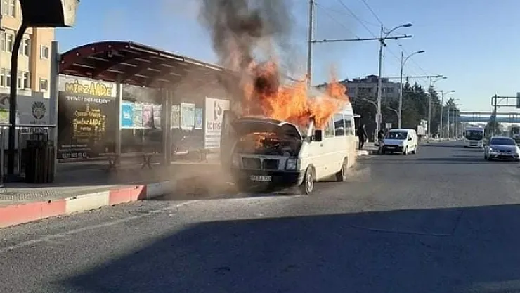 Malatya'da seyir halindeki minibüs alev aldı