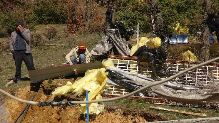 Malatya'da fırtına! Evlerin çatıları uçtu, ağaçlar söküldü