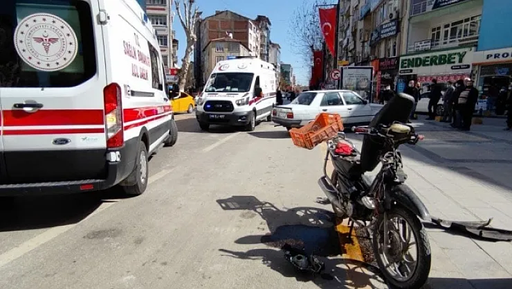 Otomobil ile motosiklet çarpıştı: 3 yaralı