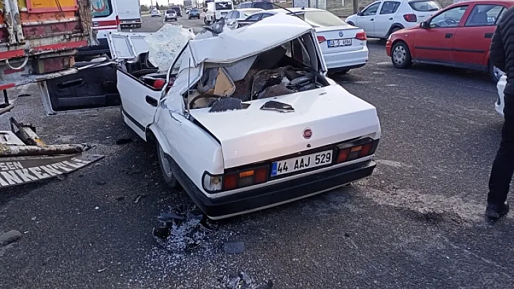 Otomobil kamyona arkadan çarptı: 4 yaralı