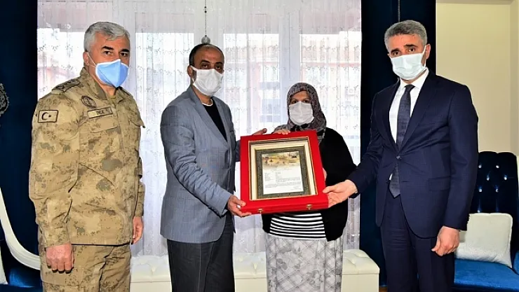 Şehit Özbey'in ailesine şehadet belgesi takdim edildi