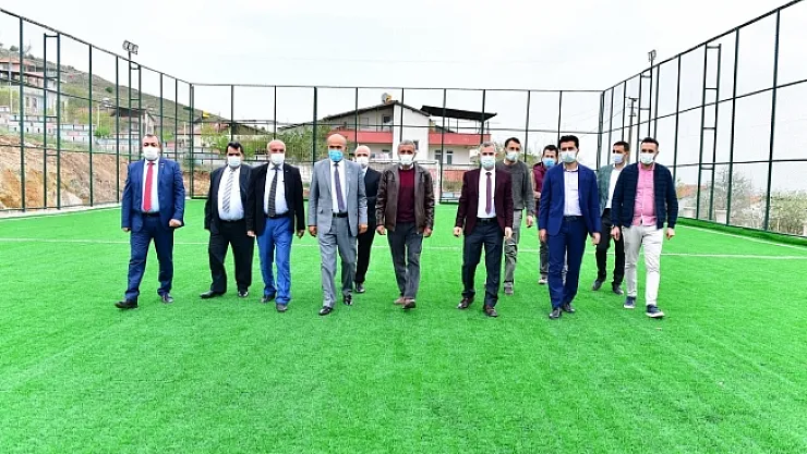 Başkan Çınar, semt sahasını inceledi