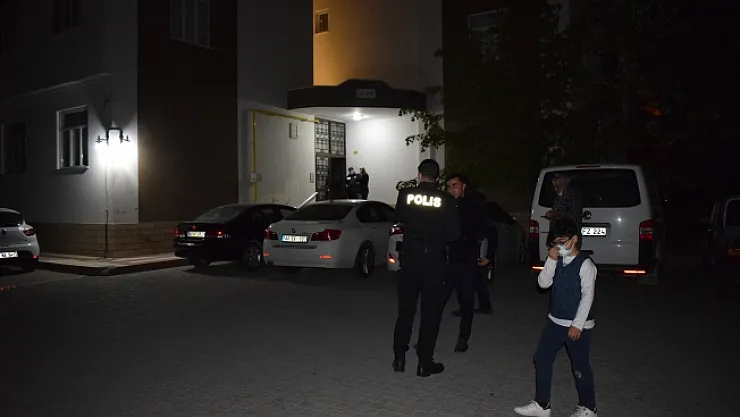 Eşiyle tartıştı, kafasına sıktı!