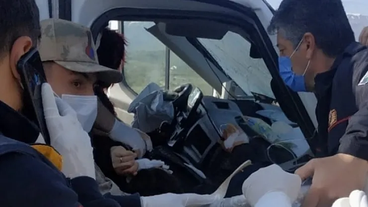 Malatya'da kaza! Minibüs bariyerlere çarptı: 6 yaralı