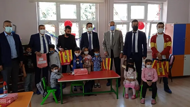 Malatyasporlu taraftarlar çocukların bayramını unutmadı