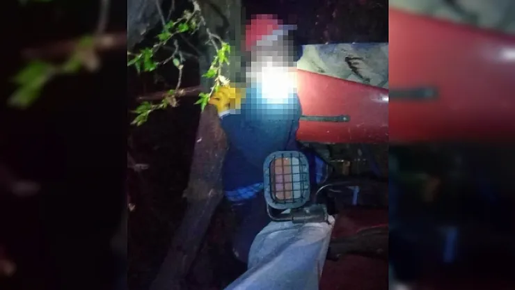 Traktör ile ağaç arasına sıkışarak hayatını kaybetti