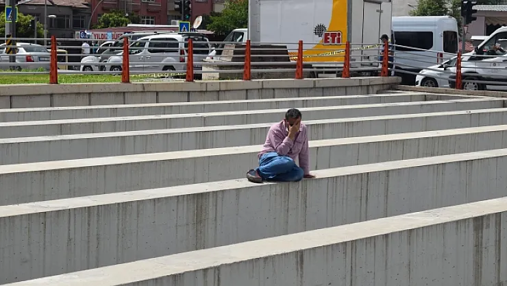 Alt geçitte intihar girişimi! Beton bloklara çıktı yürekleri ağızlara getirdi!