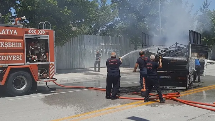 Atık toplama aracı seyir halindeyken alev aldı