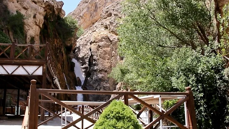 Darende'de kayalar tehlike oluşturuyor