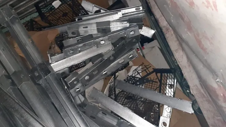 Deprem konutlarından demir çalan 4 kişi yakalandı