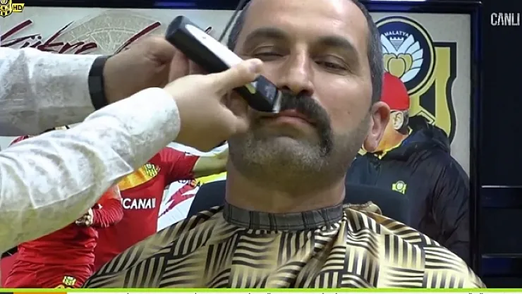 &quotHYMS ligde kalırsa bıyığımı keserim" dedi! Canlı yayında bıyığını kesti!