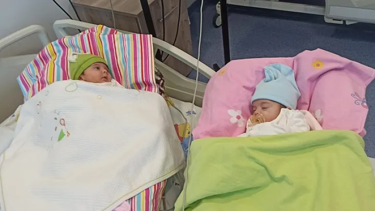 Koronaya yakalanan ikizler annesine kavuştu