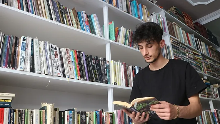 Malatya'da bir genç, okuduğu kitaplarla sahaf açtı