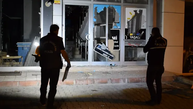 Malatya'da İyi Parti il binasına taşlı, sopalı saldırı!