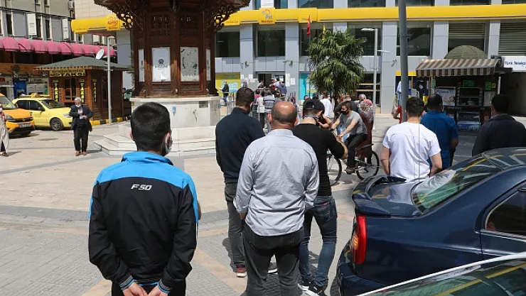 Malatya'da PTT kuyruğu! Ne korona ne de kısıtlama kuyruğa engel olamadı