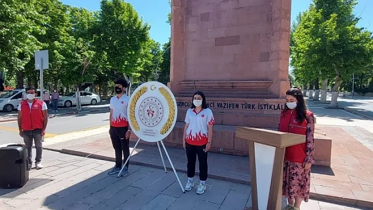 Malatya'da 19 Mayıs dolayısıyla Atatürk Anıtı'na çelenk sunuldu