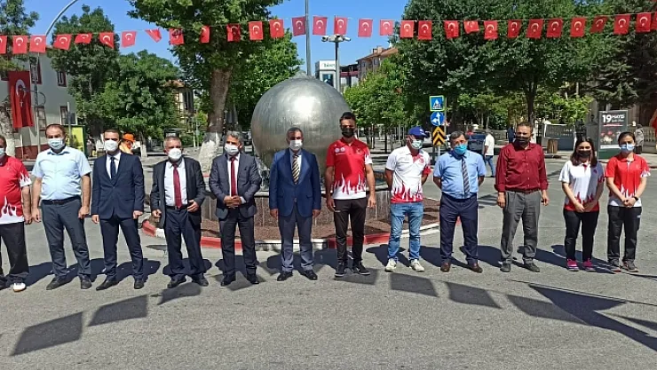 Malatya'da 19 Mayıs'ta Atatürk Anıtı'na çelenk sunuldu