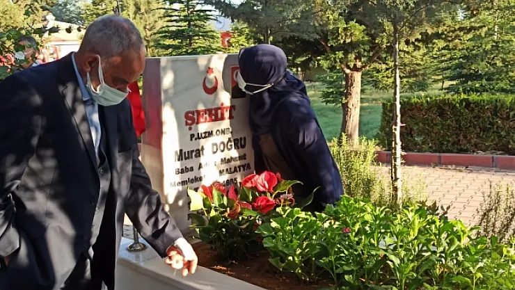 Şehitlikte hüzünlü bayram