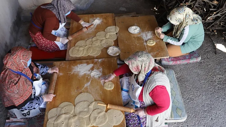 Tandır fırında pişirilen bilik ekmeği kadınların elinde yeniden hayat buldu
