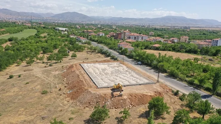 Topsöğüt'e modern bir halı saha kazandırılıyor