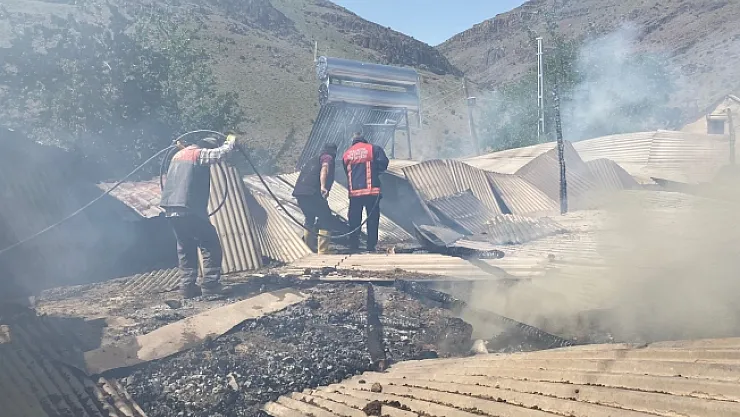 Yangın, bitişik eve de zarar verdi