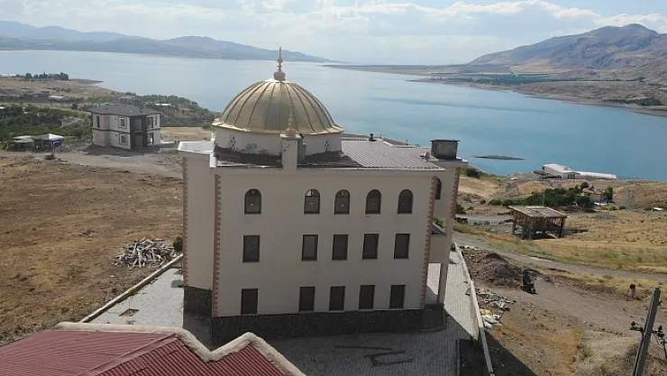 Baraj manzaralı cami, para bitince minaresiz kaldı