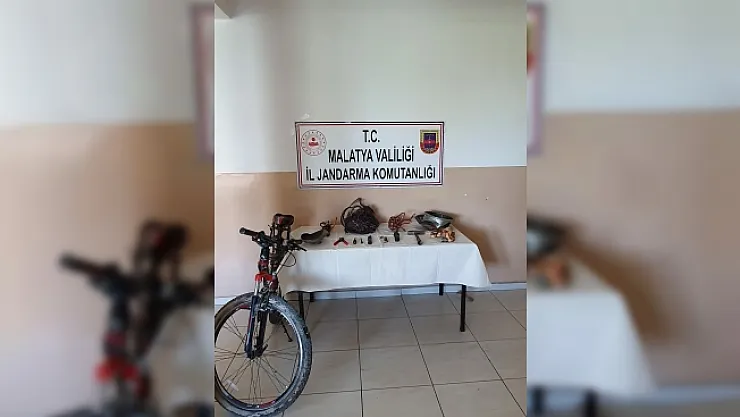 Çaldığı eşyaları bisikletle götürürken yakalandı