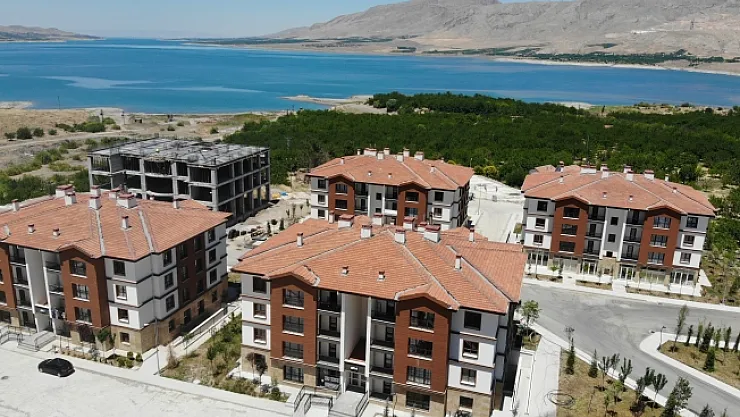 Deprem konutları manzarasıyla tatil köylerini aratmıyor