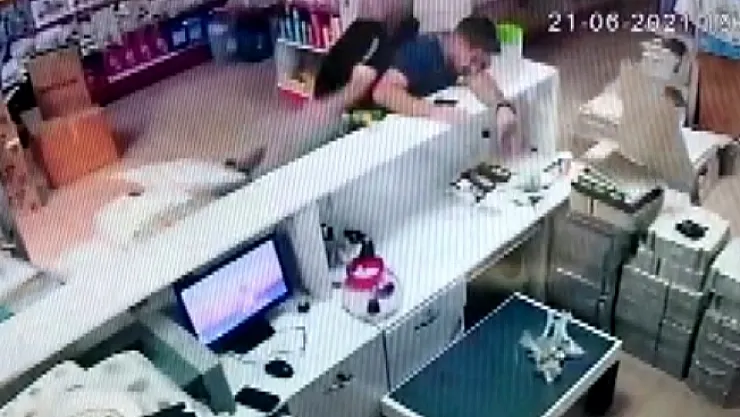 İş yerinde asma kattan oğlunun üzerine düştü!