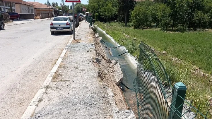 Kaldırım çöktü, tehlike ucuz atlatıldı