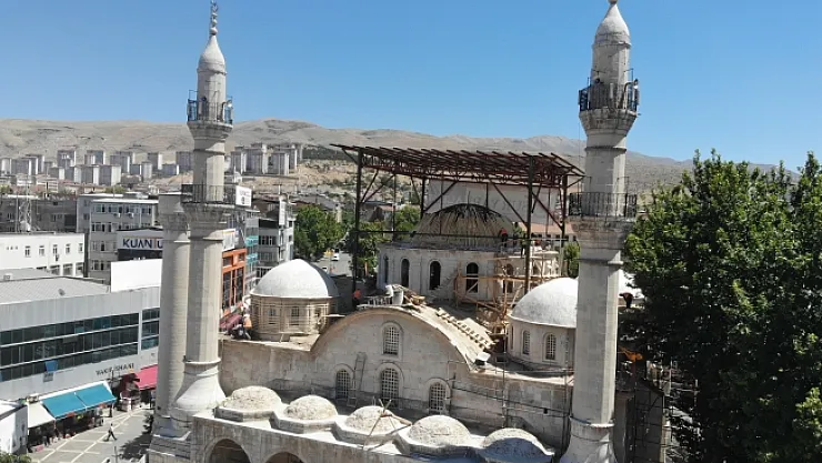 Malatya'da depremlere meydan okuyan tarihi camide restorasyon