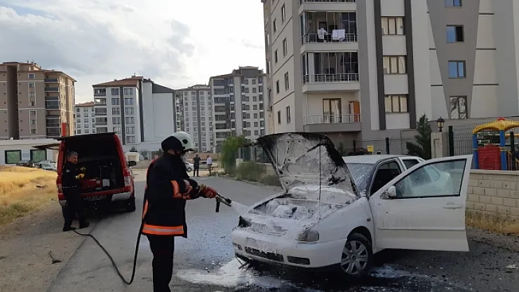 Malatya'da seyir halindeki otomobil alev aldı
