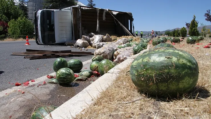 Malatya yolunda kamyon devrildi, patates ve karpuzlar yola saçıldı!