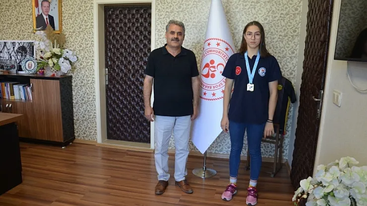 Milli yüzücü Burcunaz Narin'den madalya sözü