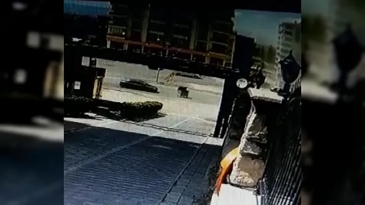 Şiddetli rüzgarın yola savurduğu konteynere araç çarptı