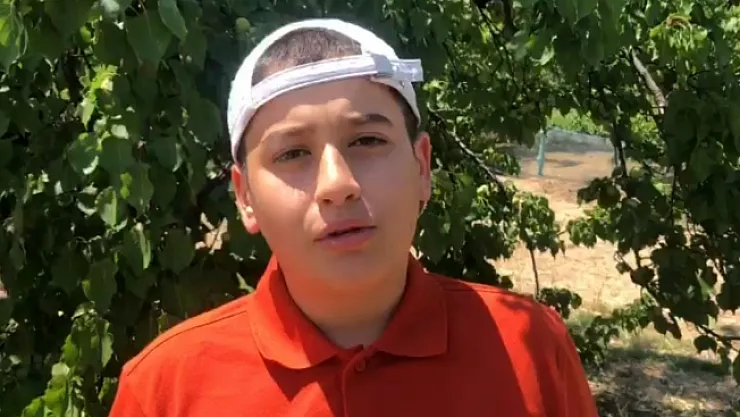 Yumurtaları toplamak isterken horozun saldırısına uğradı