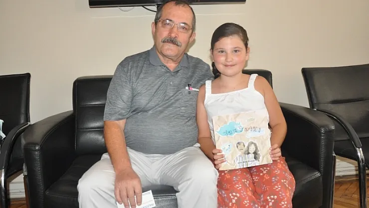 8 yaşında kitap yazdı, kitabını okuldaki imza gününde tanıttı