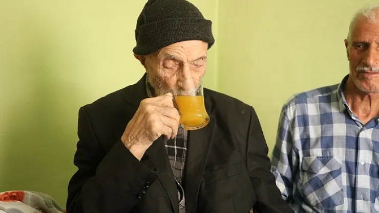 Covid-19'a yakalanmayan 110 yaşındaki Mahmut dede, günde 2 litre kola içiyor