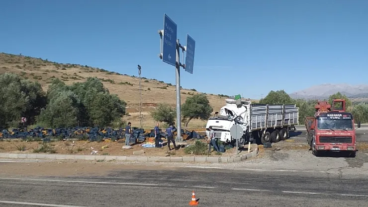 Doğanşehir'de kayısı yüklü kamyon devrildi: 1 ölü