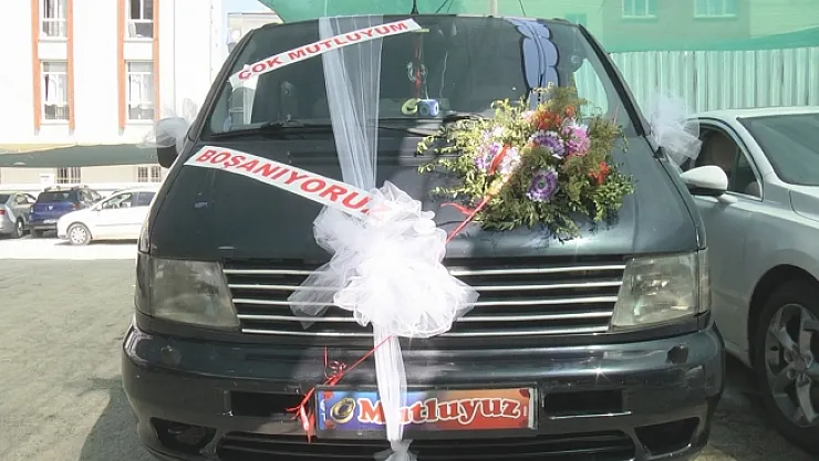 Gelin arabası gibi süslettiği aracıyla boşanma davasına gitti!